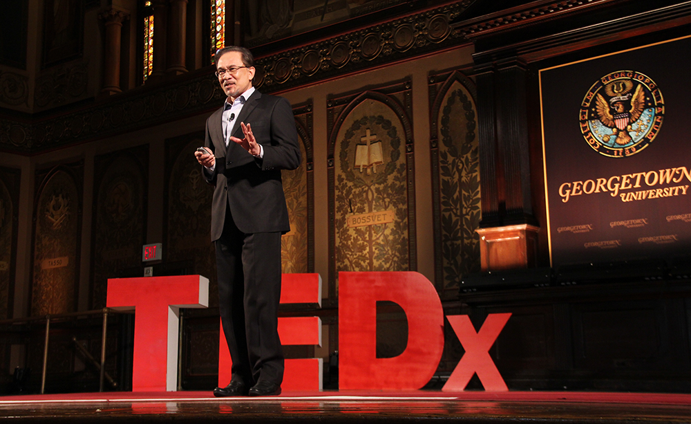 NATASHA THOMSON/THE HOYA
Former Malaysian Deputy Prime Minister Anwar Ibrahim spoke about his experiences with police brutality as part of the “Trials” session at the TEDxGeorgetown event in Gaston Hall on Saturday afternoon.