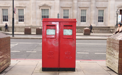 I wasn’t exactly sure what this was when I took the photo but I now know it’s a post box. Isn’t this just gorgeous? We should replace all our navy ones with pretty red ones. Think of how pretty the streets would look.