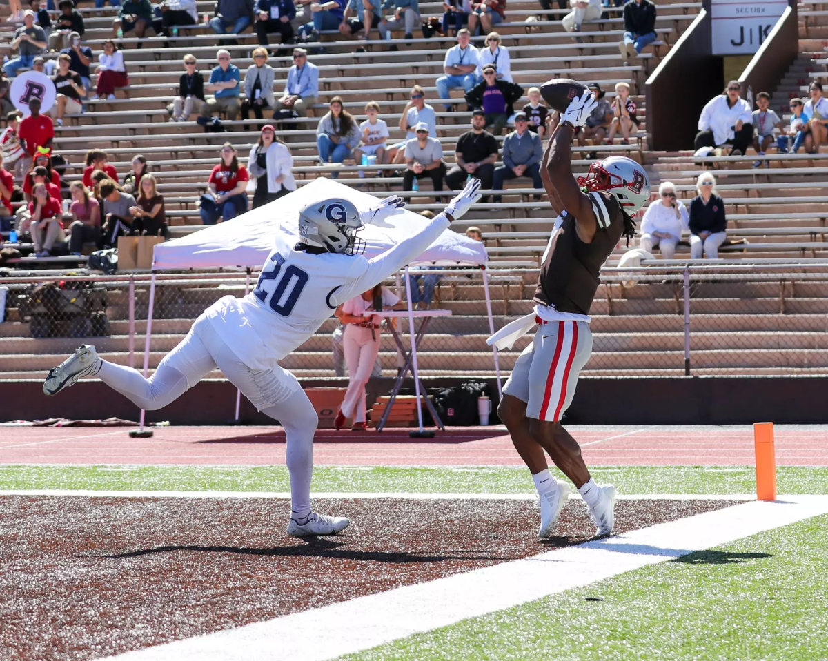 With senior quarterback Dez Thomas II starting in place of senior Danny Lauter, Georgetown's offense looked stagnant and failed to score against Brown.