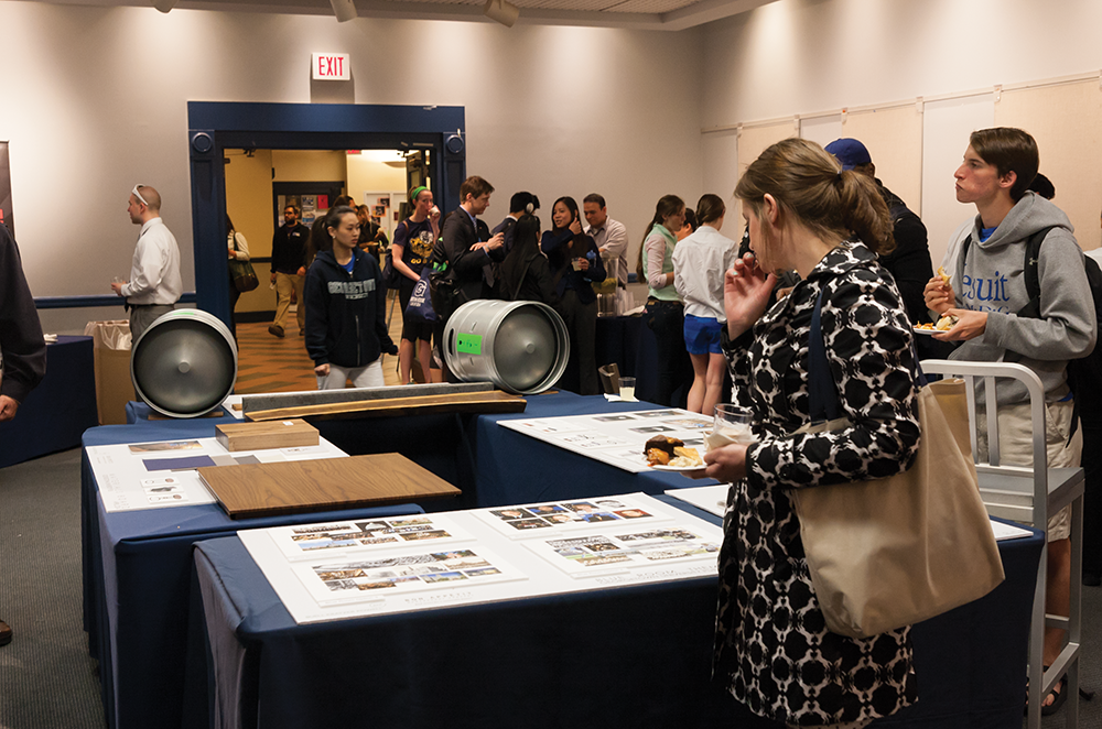 MICHELLE XU/THE HOYA
Interested students browsed potential designs and food at a forum introducing Bon Appetit as the new vendor for the pub in HFSC. 