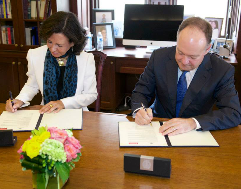 GEORGETOWN UNIVERSITY 
Banco Santander Executive Chairman Ana Botín and University President John J. DeGioia signed an agreement on a $2 million, 5-year social economy initiative, entailing annual roundtables and a think tank.