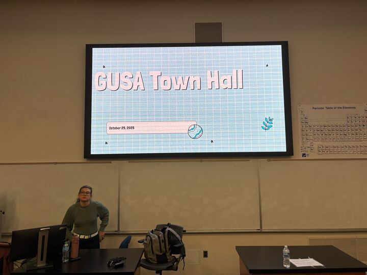 At a town hall hosted by the Georgetown University Student Association (GUSA), first-year students voiced concerns about dining, laundry costs and dorm conditions Oct 25. (Raegan Hrouda/The Hoya).