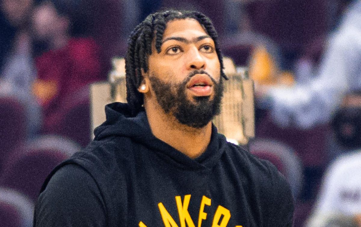 Anthony_Davis_pre-game_(cropped)